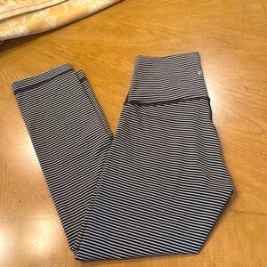 Lululemon Wunder Under crops